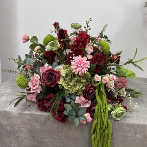 Boule de fleurs artificielles en soie rouge et verte, faite à la main, pour centre de table, arrangement floral pour mariage - Product Image 1