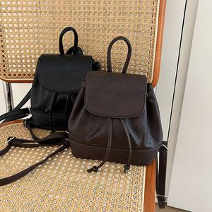 Mini Mochila para Mujer Marrón y Negra con Correa Ajustable y Hebilla Magnética para Uso Diario Otoño 2024 - Product Image 1