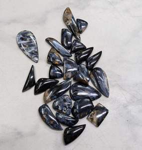 พลอยบลูพีเตอร์ไซต์ธรรมชาติคุณภาพสูง รูปทรงคาโบชอง ไม่เจียระไน เรียบเนียน ขนาดอิสระ รูปทรงคละแบบ - Product Image 2