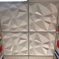 UDK prix d'usine couleur blanche étanche 50cm * 50cm * 1mm 3D panneau mural en PVC étanche à l'humidité design moderne pour la décoration de la maison