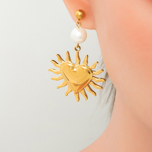 Pendientes con Colgante de Sol en Forma de Corazón, Chapados en Oro de 18K, Aleación de Zinc, Diseño Retro Irregular, Pendientes de Moda - Product Image 1