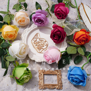 ดอกกุหลาบไหมจำลองแบบหัวเดียว ยี่ห้อ Yixuan สำหรับตกแต่งงานแต่งงานและบ้าน - Product Image 1