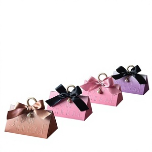 Nueva Primavera Cálida de Hoshino |   Caja de Dulces con Forma Triangular, Color Degradado en Marrón Café con Leche, Diseño en Relieve, Venta Especial, Hecho en China - Product Image 1