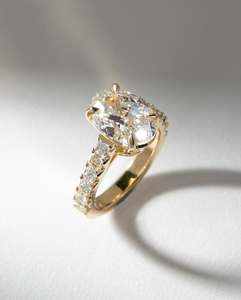 Bague tendance en or massif avec diamant de laboratoire taille brillant ovale pour femme, idéale pour fiançailles, mariage, anniversaire, ou comme bijou de soirée - Product Image 2