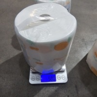 Machine d'emballage automatique sous film rétractable POF PE pour le traitement des rouleaux géants de serviettes de cuisine