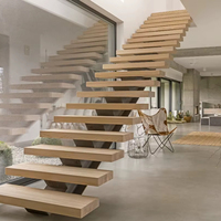 Escalier moderne intérieur durable en monobloc avec garde-corps en verre et construction acier-bois