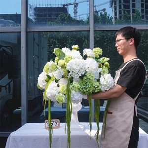 FB1614 Composizione Floreale Bianca e <span class=keywords><strong>Verde</strong></span> da 60cm, Centrotavola Artificiale per Matrimoni e Decorazioni per Addio al Nubilato - Product Image 1