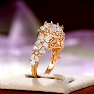 Elegante Anello Nuziale, Gioiello da Dito alla Moda per Donne, Design Moderno e Distintivo - Product Image 5
