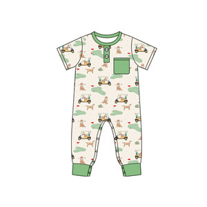 Combinaison pour bébé garçon en coton 95% et élasthanne 5% avec imprimé canards mallards sur chariot de golf, collection été, vente en gros de vêtements pour nouveau-nés - Product Image 6