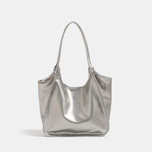 Sac à bandoulière de luxe pour femme, grande capacité, étanche, avec fermeture éclair, idéal pour les loisirs, les voyages quotidiens et les trajets, par un créateur de mode de haute qualité - Product Image 5