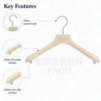 Cintres floqués en velours de luxe beiges antidérapants en plastique écologique pour robes de mariée, personnalisables avec logo, pour magasins de robes de mariée (OEM)