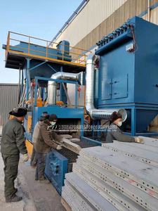 Équipement de sablage continu à bande maillée pour le nettoyage des surfaces de structures en acier - Composants de pompe et de moteur pour le débavurage - Product Image 5