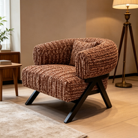 Fauteuil d'appoint moderne en tissu texturé plissé vertical couleur caramel, avec accoudoir enveloppant tout-en-un, housse amovible et lavable, finition noir mat incliné