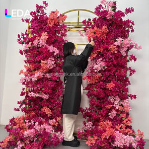 Tapis de fleurs artificielles en soie fuchsia Bougainvillia fait main LEDA, panneau romantique, chemin de table, toile de fond de mariage, photomaton - Product Image 3