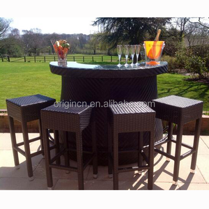 Conjunto de Muebles de Bar para Exteriores, Diseño Semicircular, Barra de Bar para Piscina, Taburetes de Mimbre - Product Image 1