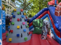 Château gonflable Super Héros Avengers pour location événementielle extérieure, commercial, écologique, résistant aux UV et imperméable, idéal pour parcs et aires de jeux.