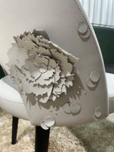 Chaise de salle à manger en bois massif sculpté de style britannique, personnalisable, avec revêtement en cuir léger, idéale pour la réception - Product Image 5