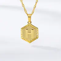 2020ゴールドメッキステンレス鋼の六角形大文字初期メダルペンダントチェーンネックレス