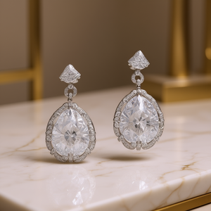 Orecchini Pendenti E897 in Oro Bianco con Diamanti Taglio a Pera, Montatura a Griffe, Gioielli Classici da Sposa per Donna - Product Image 2