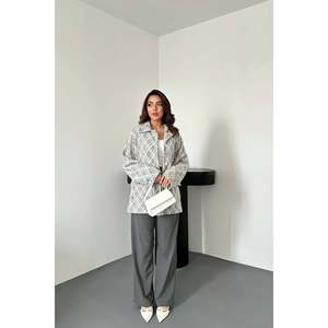 Veste en polaire grise à carreaux diamantés pour femmes en vente en gros - Product Image 3