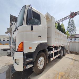 Camion à benne basculante HINO 700 6x4 en bon état, fabrication japonaise, Euro 4, boîte de vitesses manuelle à 10 rapports pour le transport - Product Image 2