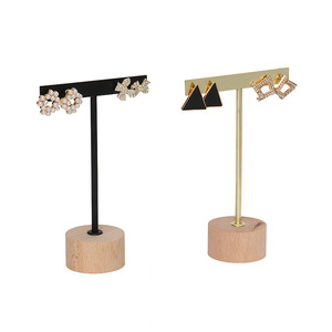 Présentoir à boucles d'oreilles en bois avec barre métallique pour le rangement et la présentation de bijoux, idéal pour la maison ou les marchés - Product Image 3