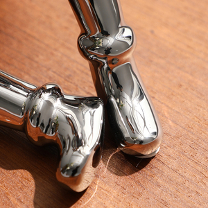 Flolenco Surrealistische Art Deco Bruiloft Bureaudecoratie Zilverkleurig Keramiek Abstracte Sculptuur Liggende Voluptueuze Figuur Elegante Persoon - Product Image 6