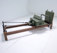 Lit de Pilates Deluxe Robuste pour Studio Polyvalent – Reformer Pilates en Aluminium Couleur Hêtre