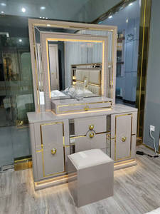 Élégant et Luxueux Ensemble de Meubles de Chambre King Size avec Éclairage LED et Finition Laquée Brillante - Product Image 5