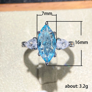 Anillo de compromiso plateado para mujer F1779 con piedra marquesa de cristal azul y diamantes de imitación laterales - Product Image 5