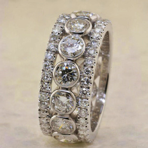 F978 Anello da donna in oro bianco con diamanti, taglio rotondo brillante, colore G, fascia di fidanzamento con diamanti laterali - Product Image 1