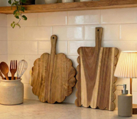 Papan Sajian Kayu Akasia Alami Berlekuk dengan Pegangan, Papan Keju Kayu dengan Lubang Gantung untuk Dapur dan Pesta