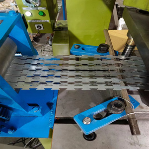 Clôture de sécurité enduite de <span class=keywords><strong>PVC</strong></span> galvanisée en acier automatique à grande vitesse faisant la machine - Product Image 4