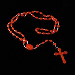 Bijoux religieux chrétiens en gros, pendentif croix en plastique qui brille dans le noir, chapelet, collier - Product Image 2