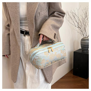 กระเป๋าเครื่องสำอางผ้าไหมปักลายผีเสื้อสไตล์จีน รูปทรงหมอน ดีไซน์หรูหราสำหรับสุภาพสตรี ใช้สำหรับจัดเก็บเครื่องสำอางและอุปกรณ์อาบน้ำสำหรับการเดินทาง - Product Image 5