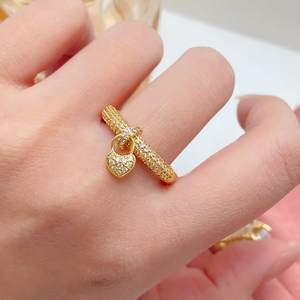 Bague tendance pour femme, en laiton plaqué or 18 carats, avec micro-pavés de zirconias et breloques cœur - Product Image 2