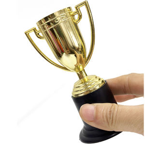 أكواب ذهبية رخيصة ترويجية بالجملة جوائز بلاستيكية ذهبية صغيرة للأطفال - Product Image 1