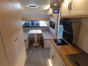 Remolque de Viaje Económico de Aluminio Moderno de 5.9m, Chasis AL-KO, Capacidad para 4 Personas, Frenos Eléctricos, Autocaravana Económica - Product Image 3