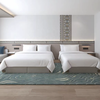 Ensemble de meubles pour chambre d'hôtel avec tête de lit, tables de chevet, meuble TV mural, fauteuil lounge et table d'appoint ronde