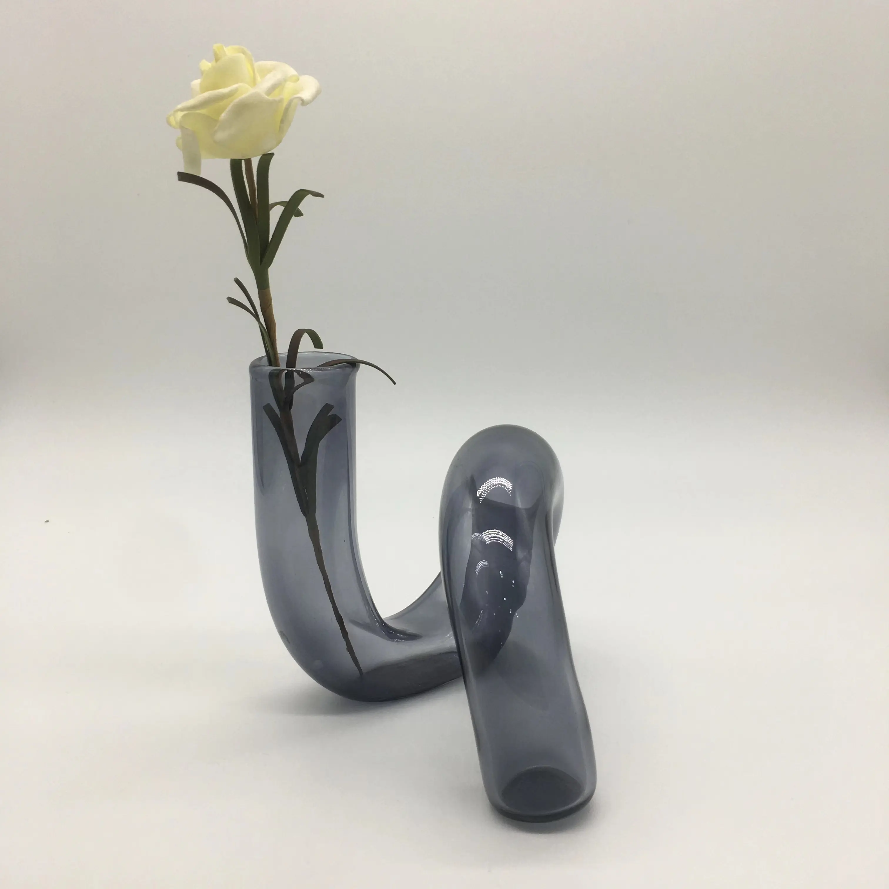 ロマンチックな家具革新的で創造的な耐熱ハンドカラー透明卓上ガラス花瓶湾曲した管状花瓶