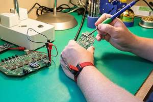 Lot de 2. Bracelet antistatique de mise à la terre conçu pour la protection contre les radiations électromagnétiques et la connexion à la terre - Idéal pour le bureau, le sol ou le yoga - Product Image 3