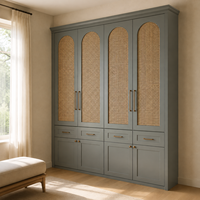Armoire intégrée sur mesure avec portes en rotin tressé cintrées, armoire de chambre à coucher moderne classique style Shaker