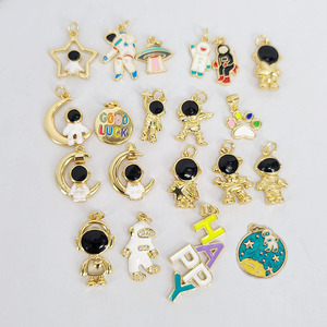 จี้รูปนักบินอวกาศเคลือบทอง 18K รุ่น JS1634 สีดำขาว ทำจากทองเหลืองเคลือบเงา พร้อมจี้รูปนักบินอวกาศและจรวด - Product Image 2