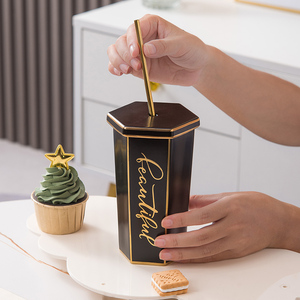 Taza de Cerámica con Borde Dorado de Gran Capacidad (500 ml), Tazas Personalizadas con Forma Romboidal, Tapa de Cerámica y Pajita Dorada - Product Image 4