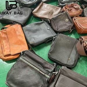 A13 Sacs en cuir usagés pour hommes en ballots Cuir de mouton d'<span class=keywords><strong>occasion</strong></span> <span class=keywords><strong>et</strong></span> en vente de gros pour hommes Sacs Ukay de haute qualité - Product Image 4