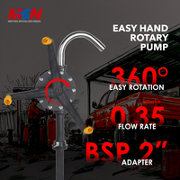Pompe manuelle MSN avec débit de 0,35 L/cyclindre pour produits chimiques volatiles à base d'eau, entrée 1,1/4'' et portée de 1 m, conçue pour les fûts d'huile