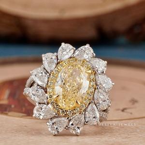 แหวนเพชรดีไซน์ทันสมัย พร้อมวงแหวนเรียบหรูและพลอยทรงกลมเจียระไนอย่างประณีต เพื่อลุคสมัยใหม่ - Product Image 1