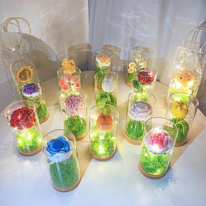 Juego de Regalo de Adorno de Escritorio con Lámpara de Noche de Cristal Cilíndrico con Flores de Girasol Tejidas a Crochet y Flores Preservadas - Product Image 3