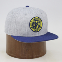 Vente en gros de patchs tissés personnalisés en laine et acrylique gris chiné pour l'hiver patch de broderie 3D à la mode en fer casquette plate personnalisée en relief