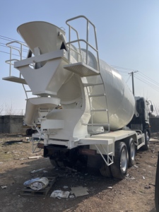 Camion malaxeur Hino 700, camion de chantier d'occasion de haute qualité. - Product Image 3